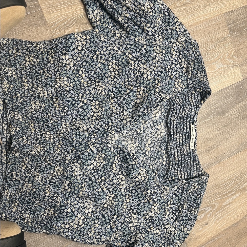 Abercrombie & Fitch Navy and White Floral Blouse size large - Picture 7 of 8